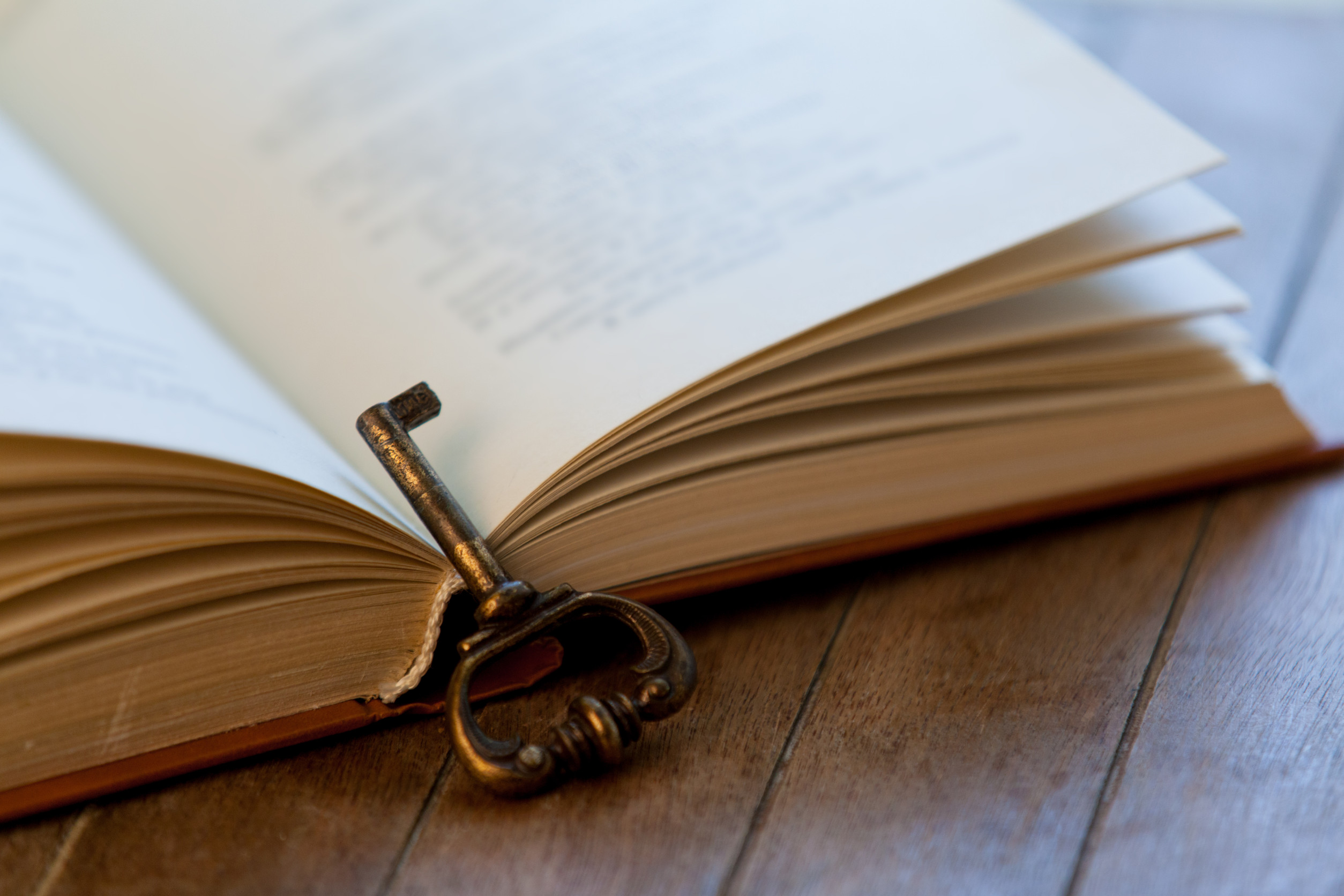 Livre ouvert avec une clé ancienne.